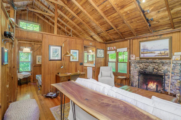 Cabin-style cottage w/ full kitchen, wood-burning fireplace, and full WiFi