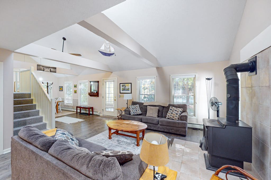 Lovely home in downtown Glen Arbor with deck, gas grill, washer/dryer, and AC