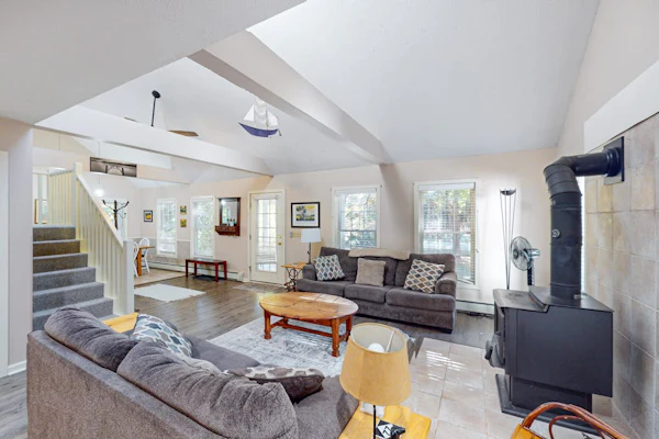 Lovely home in downtown Glen Arbor with deck, gas grill, washer/dryer, and AC