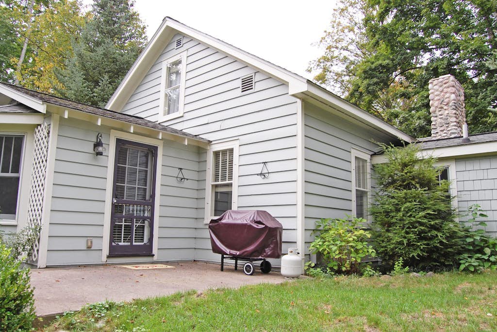 Charming home near Glen Arbor with a porch, gas grill, lake views, & AC