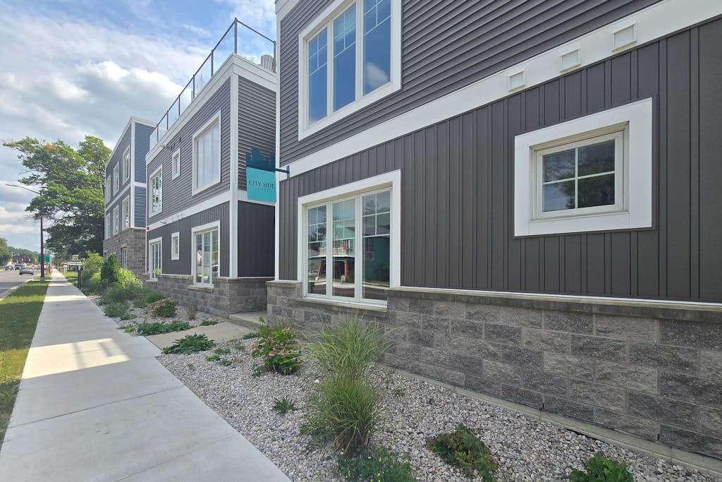Cozy downtown TC ground floor condo, across from Grand Traverse Bay