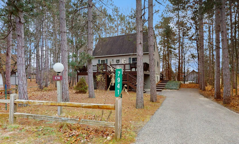 Spacious Home with deck, grill & added Crystal Mountain Amenities