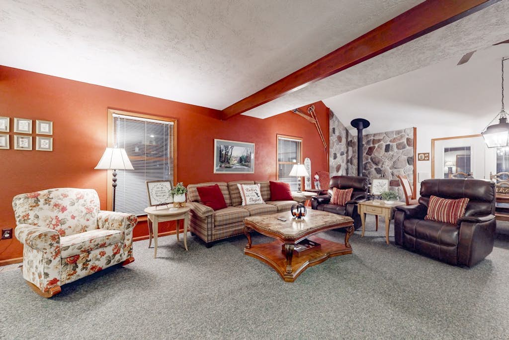 Spacious Home with deck, grill  & added Crystal Mountain Amenities
