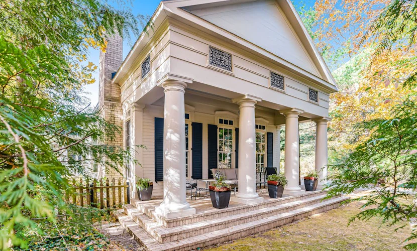 Luxurious home with woodstove, fireplace, & screened porch - walk everywhere