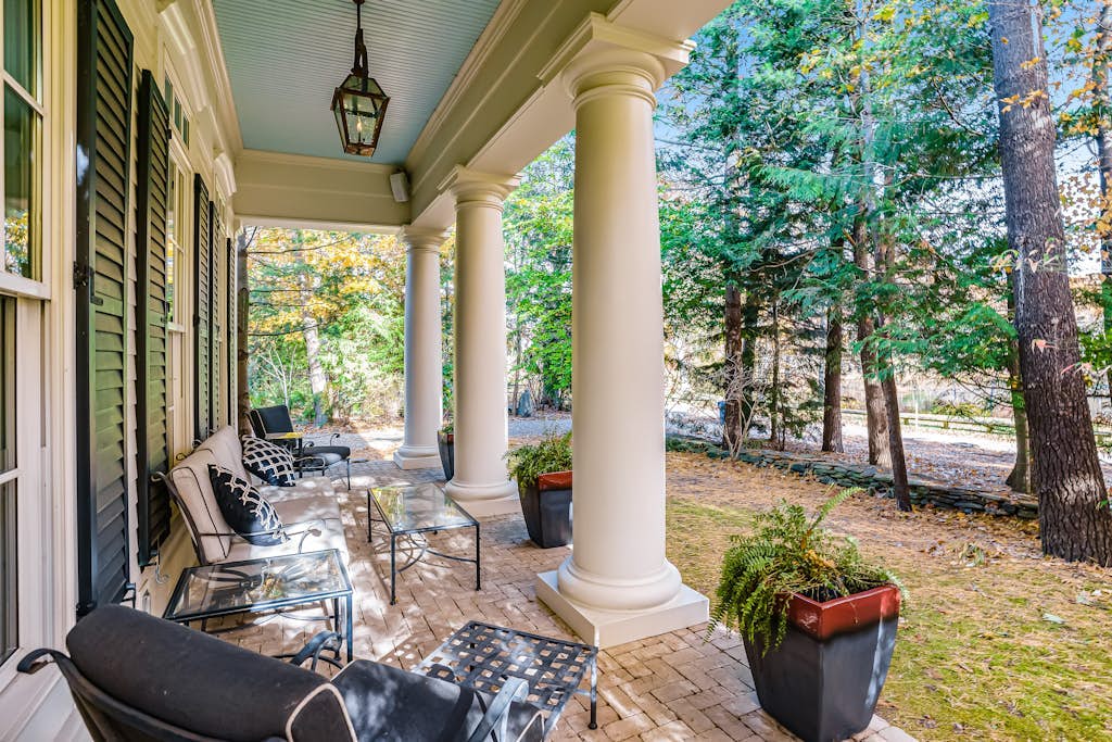 Luxurious home with woodstove, fireplace, & screened porch - walk everywhere