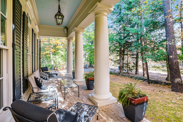 Luxurious home with woodstove, fireplace, & screened porch - walk everywhere