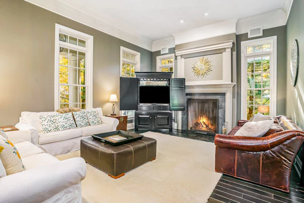 Luxurious home with woodstove, fireplace, & screened porch - walk everywhere
