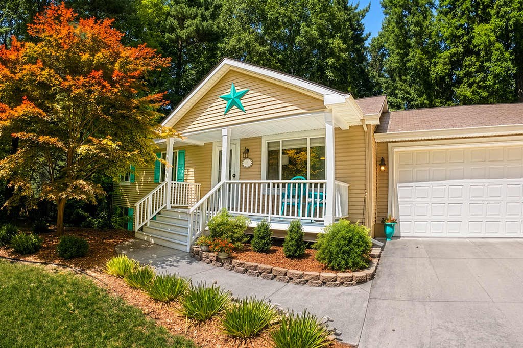 Spacious Dog Friendly Home w/ heated pool, fenced yard, gas grill, & fire pit