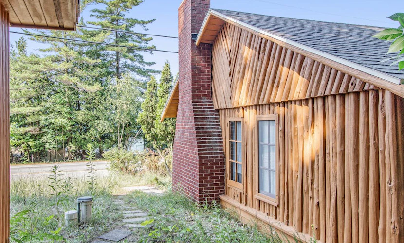 Two Dog-Friendly Guest Cottages with High-Speed WiFi and Private Beach Frontage