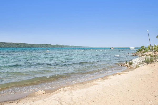 Two Dog-Friendly Guest Cottages with High-Speed WiFi and Private Beach Frontage