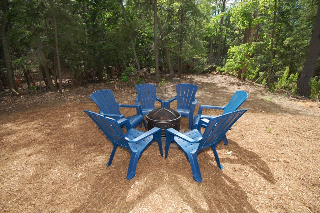 Downtown home with a firepit, deck, washer/dryer, fireplace - near the beach