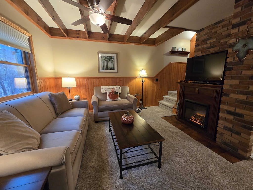 Peaceful dog-friendly home with gas grill & nearby resort amenities