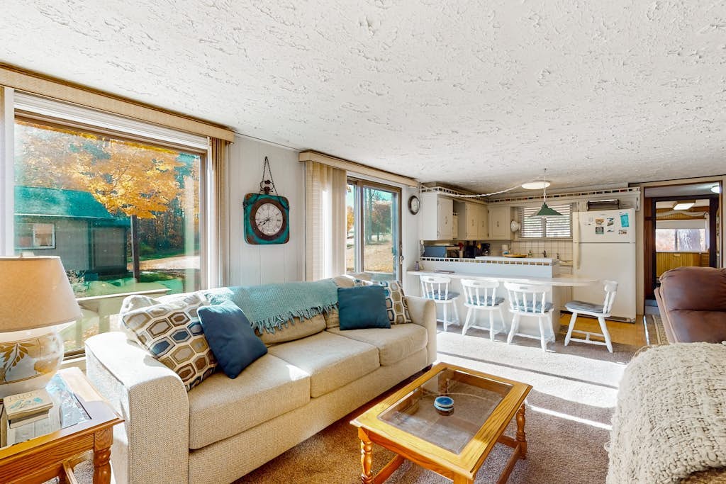 Riverfront Cabin with Stunning Views, Fire pit, Gas Grill & WIFI