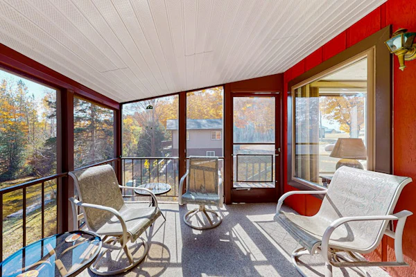Riverfront Cabin with Stunning Views, Fire pit, Gas Grill & WIFI