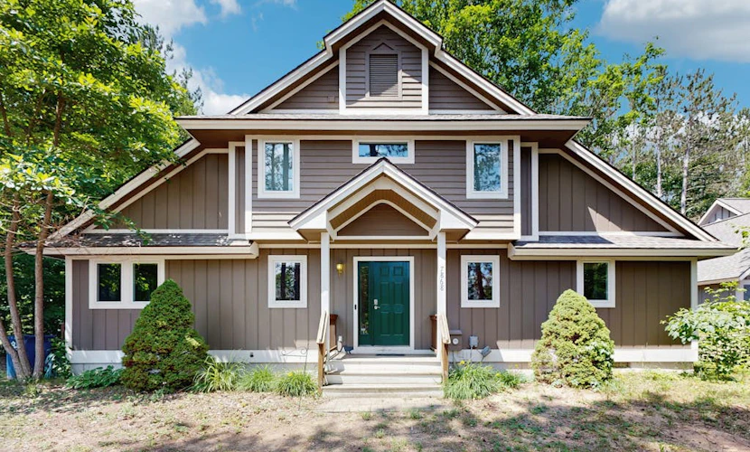 Comfy All Seasons Retreat, Ski-and-Golf Getaway – Walk to Crystal Mountain!