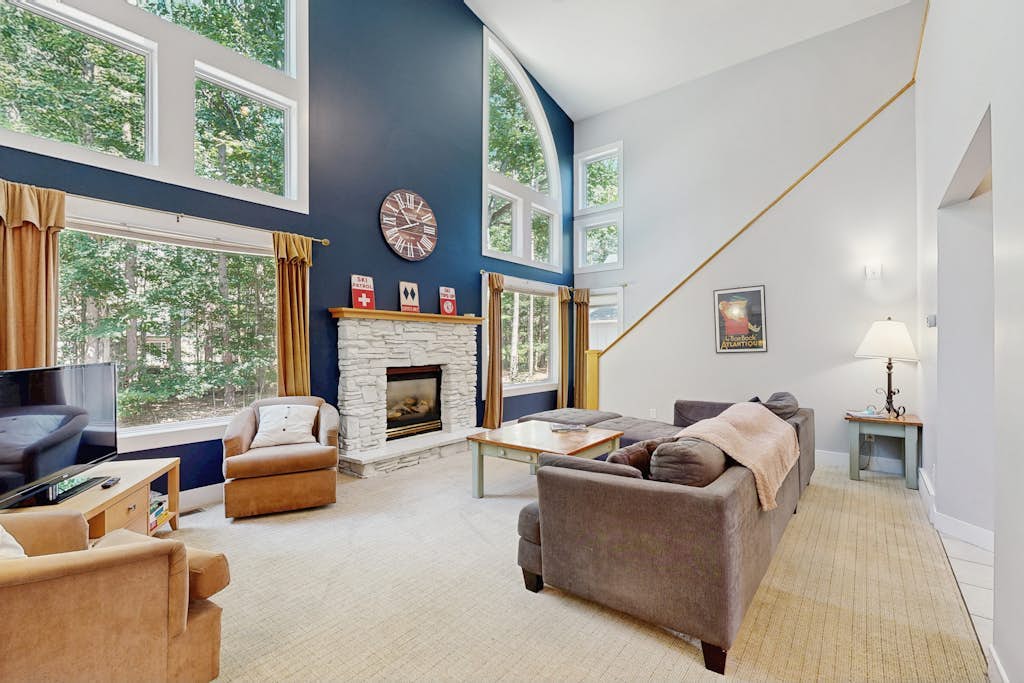 Comfy All Seasons Retreat, Ski-and-Golf Getaway ‚Äì Walk to Crystal Mountain!