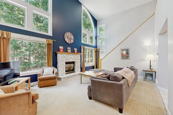 Comfy All Seasons Retreat, Ski-and-Golf Getaway – Walk to Crystal Mountain!