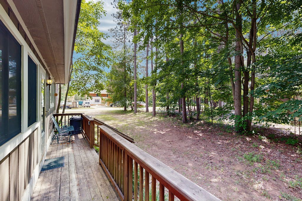 Comfy All Seasons Retreat, Ski-and-Golf Getaway ‚Äì Walk to Crystal Mountain!