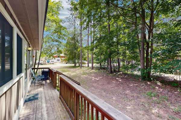 Comfy All Seasons Retreat, Ski-and-Golf Getaway – Walk to Crystal Mountain!