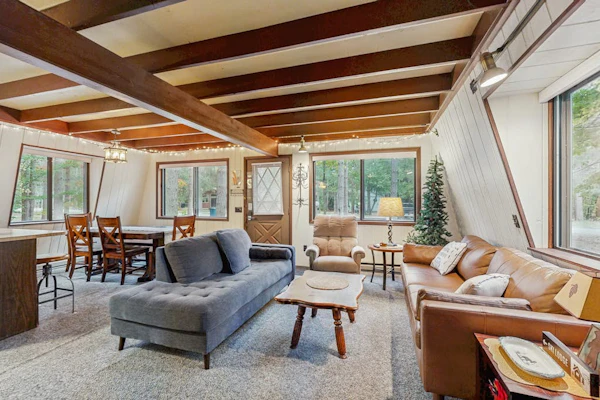 Spacious chalet with deck, grill & firepit w/ Crystal Mountain Amenities