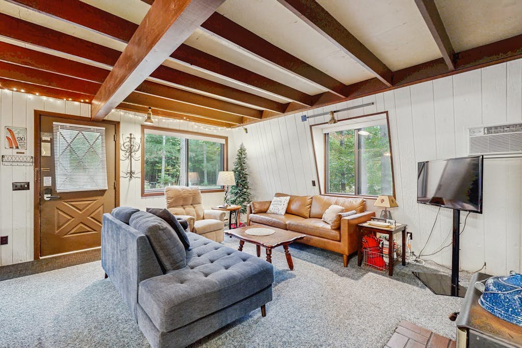 Spacious chalet with deck, grill & firepit w/ Crystal Mountain Amenities