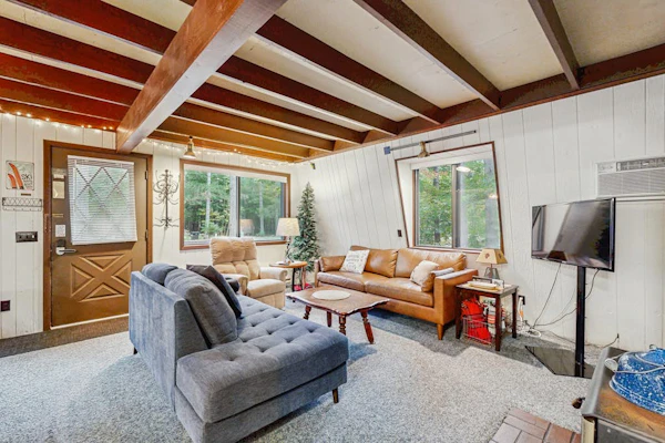 Spacious chalet with deck, grill & firepit w/ Crystal Mountain Amenities