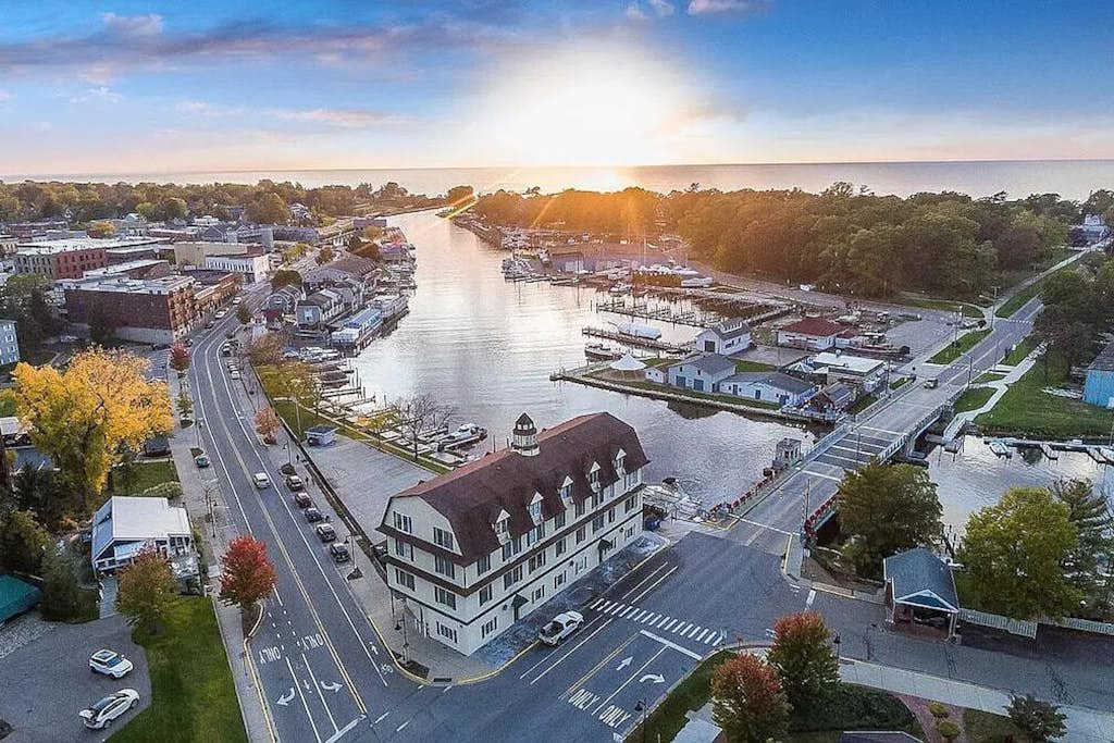 Downtown riverfront condo walkable to dining, shopping & nightlife