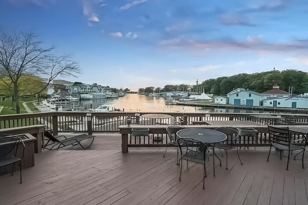 Downtown riverfront condo walkable to dining, shopping & nightlife