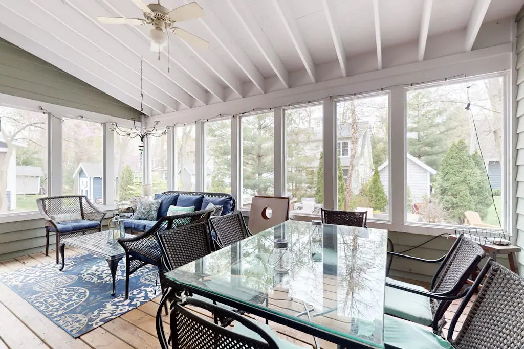Seaglass Lakeshore Cottage