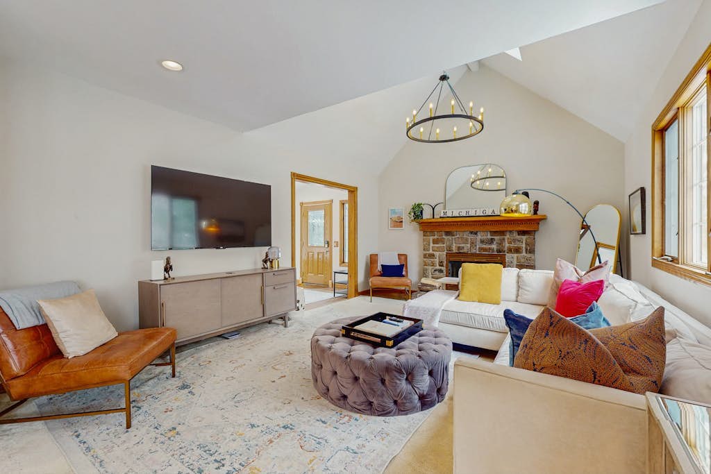 Relaxed Riverside Living with Hot Tub, Private Docks & Kayaks in Saugatuck