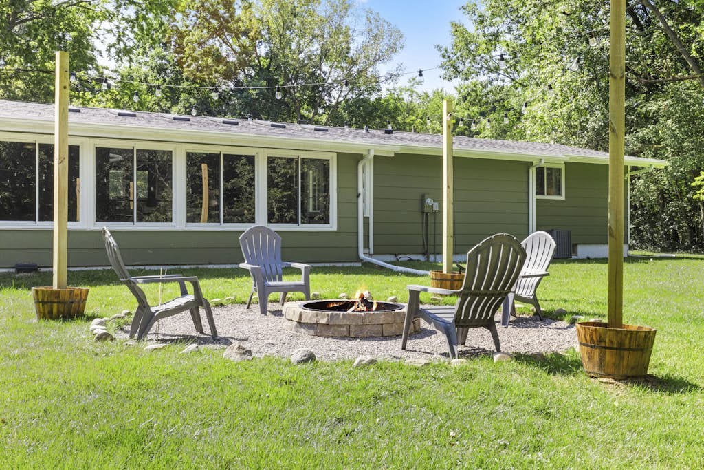 Charming Harbor Country Home w/ large yard, outdoor dining, fire pit & gas grill