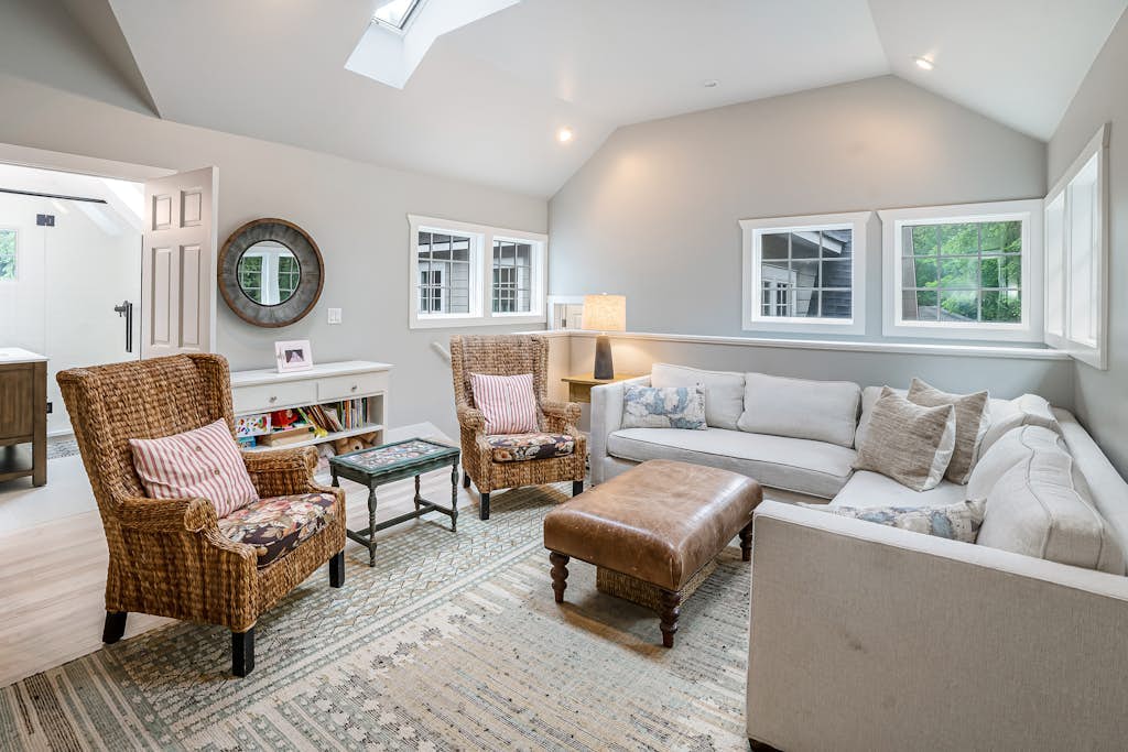 Custom-design luxury home with lovely patio, firepit - walk to beaches