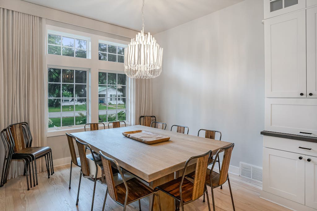 Custom-design luxury home with lovely patio, firepit - walk to beaches