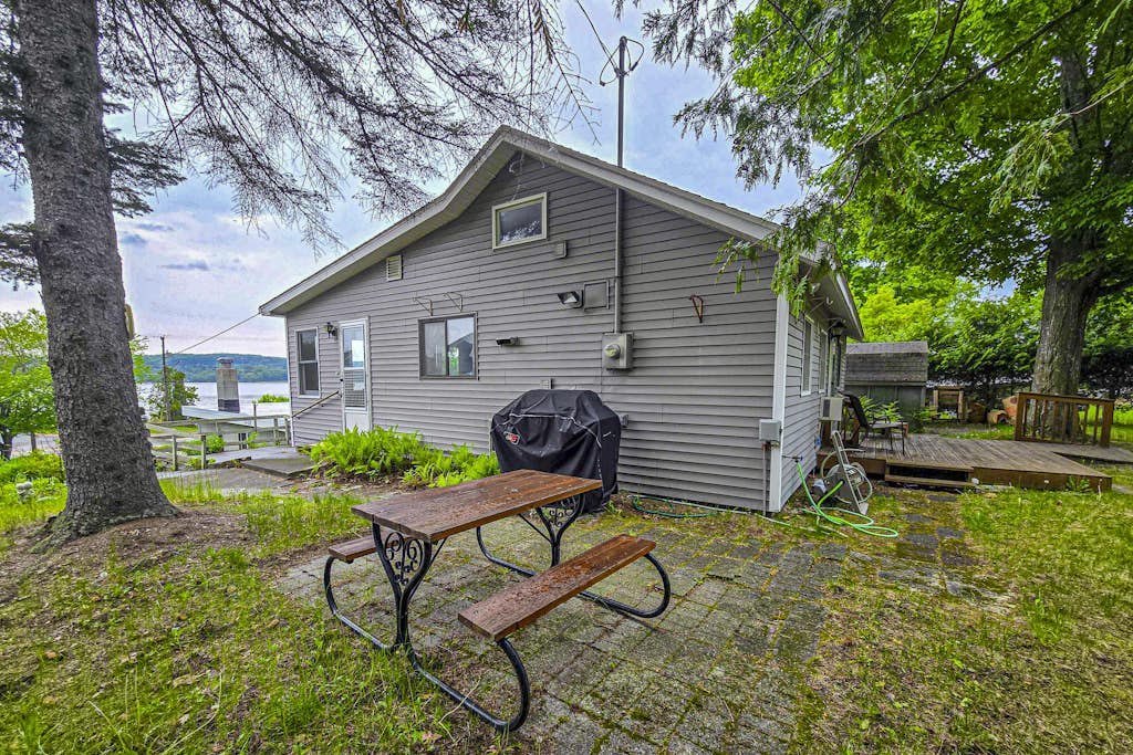 Rustic Cottage w/ dock access, kayaks, and year-round adventures in East Jordan