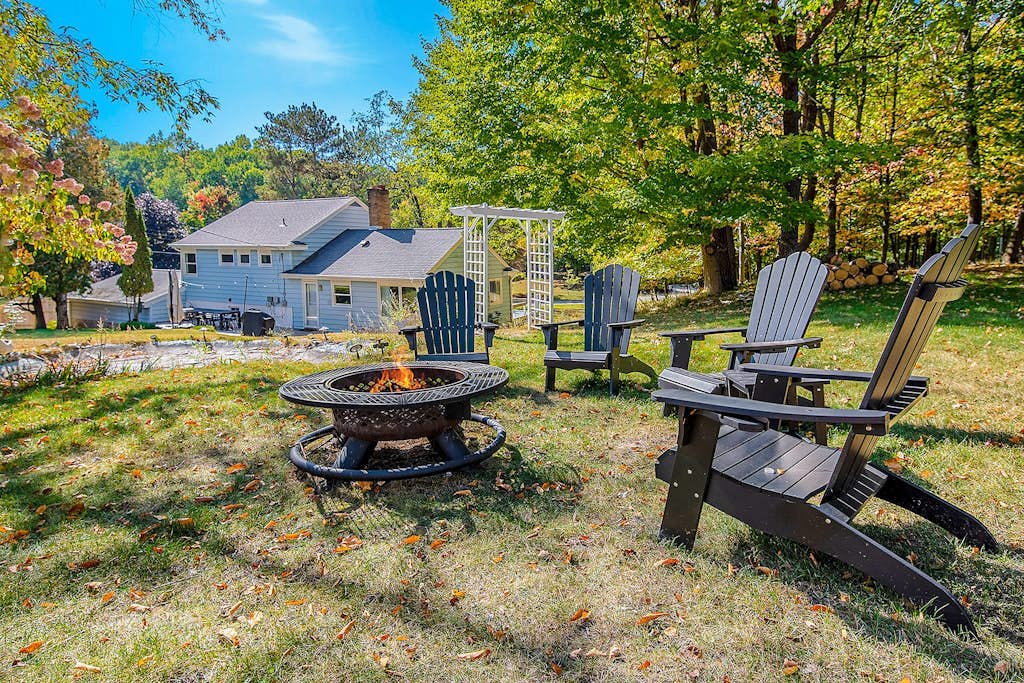Comfortable home in a great location with enclosed yard, family room, & kayaks