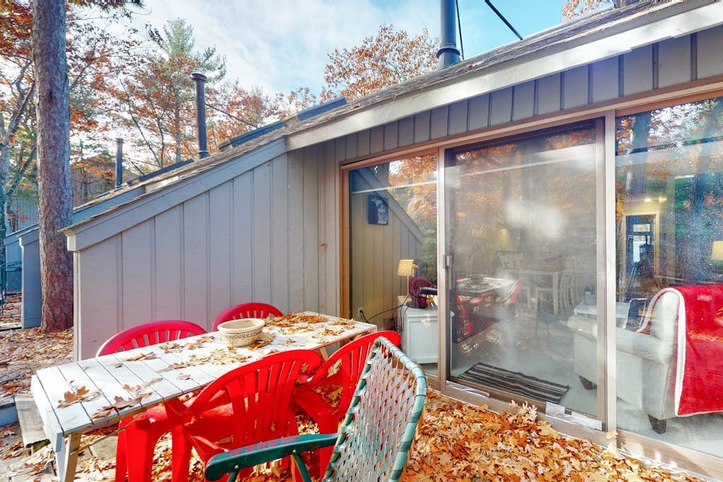 River-view townhouse with Lake Michigan access, deck, fireplace, and cable