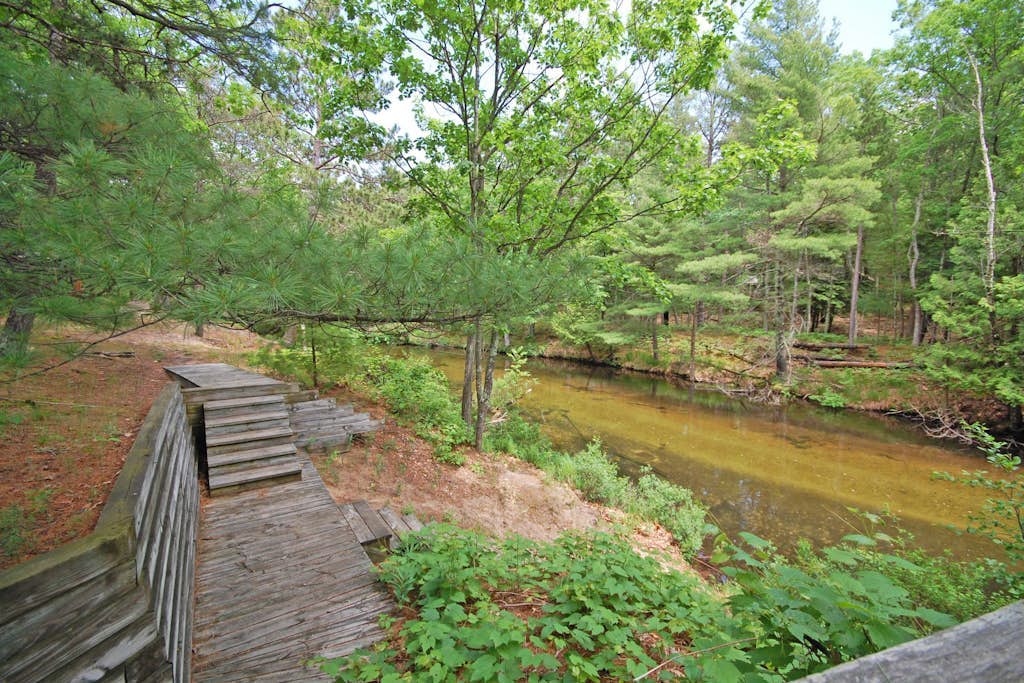 River-view townhouse with Lake Michigan access, deck, fireplace, and cable