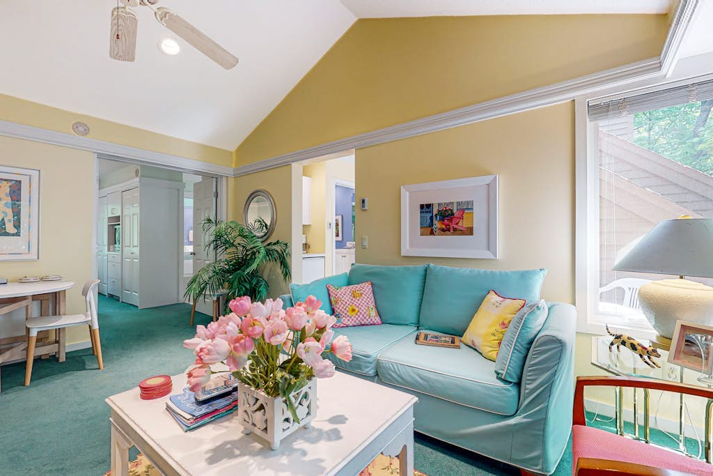 Upper-level condo with forest views, fireplace, soaking tub & high-speed WiFi