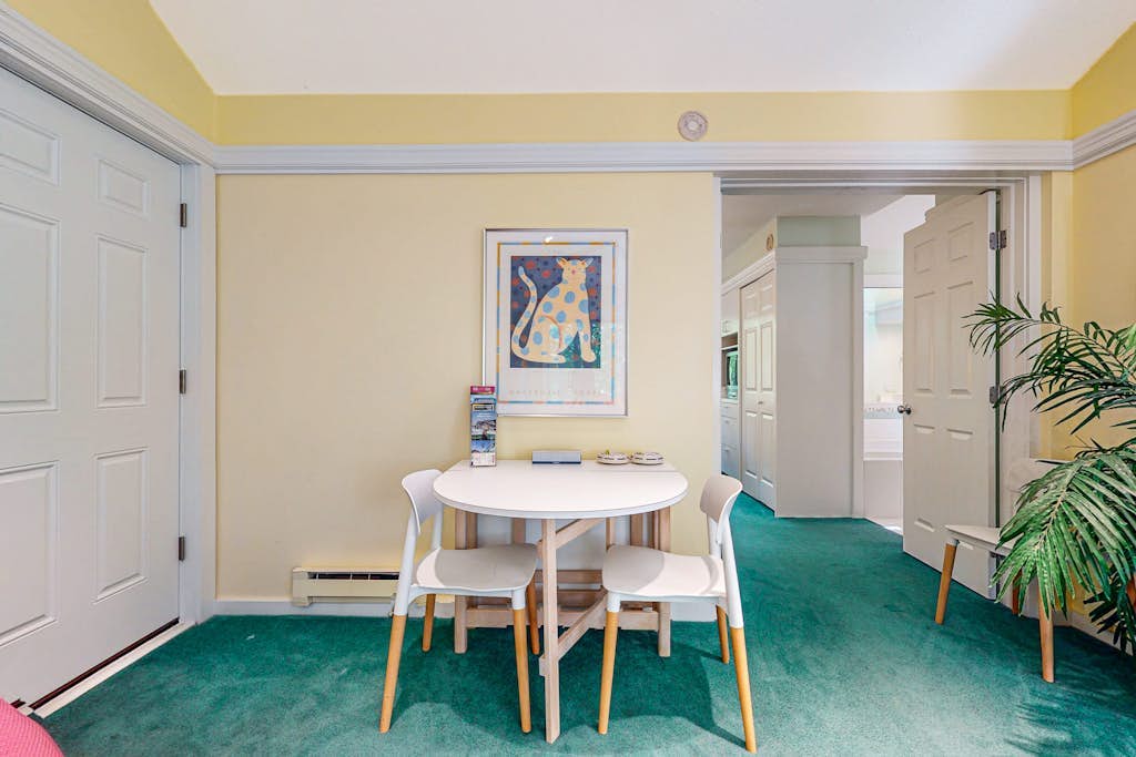 Upper-level condo with forest views, fireplace, soaking tub & high-speed WiFi