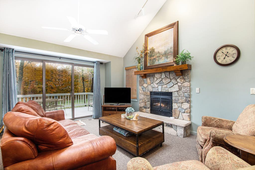 Lovely home near the slopes w/ private deck, spacious design, and hot tub nearby