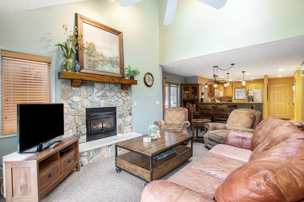 Lovely home near the slopes w/ private deck, spacious design, and hot tub nearby