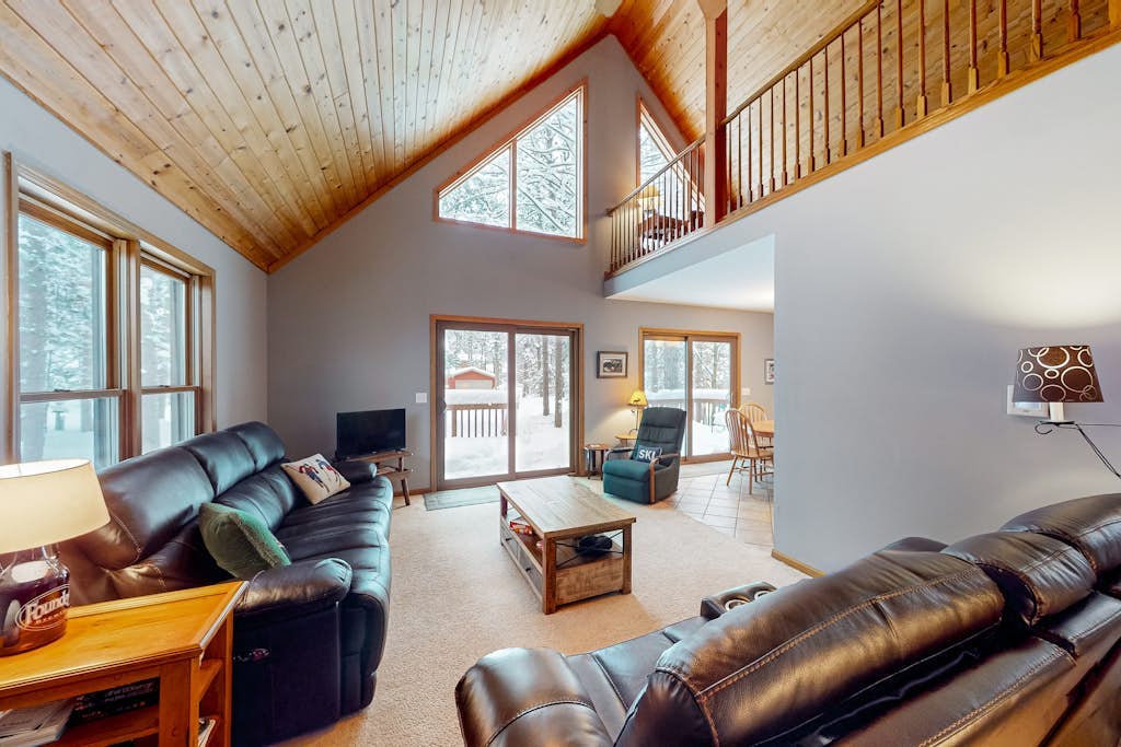 Resort home with private indoor hot tub, game room, firepit, bikes, Ping-Pong