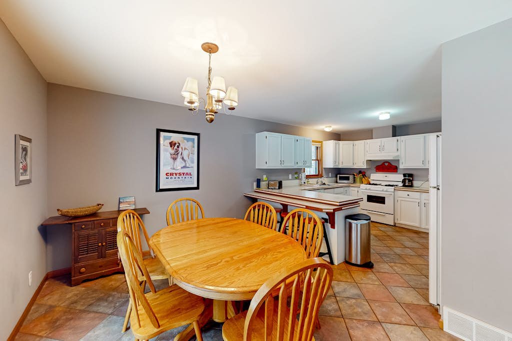 Resort home with private indoor hot tub, game room, firepit, bikes, Ping-Pong