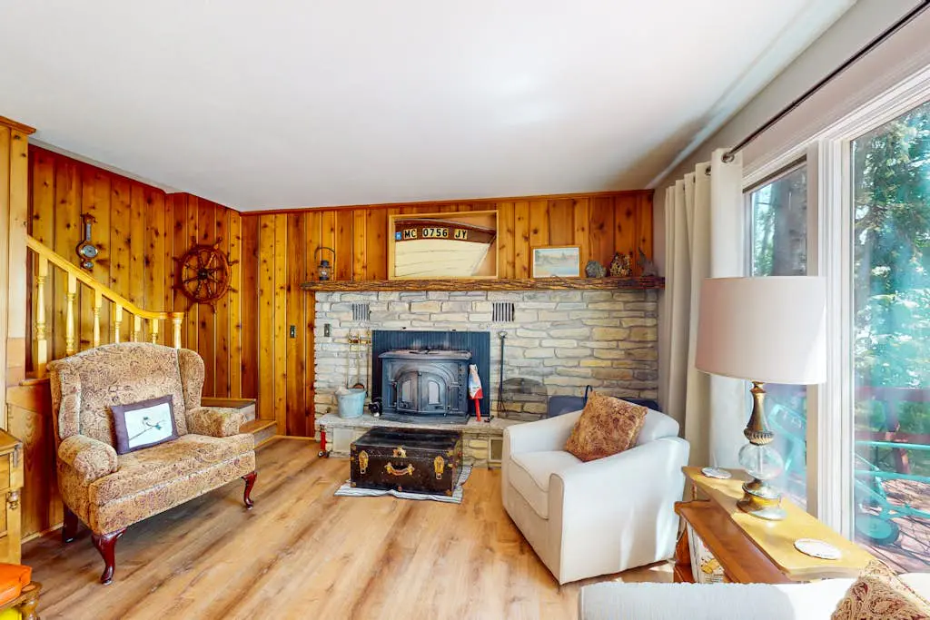 Smith Family Cottages- Lake House