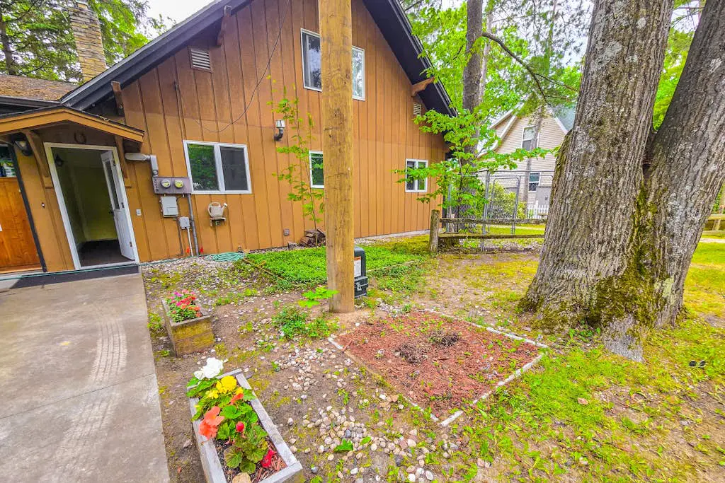 Smith Family Cottages- Lake House