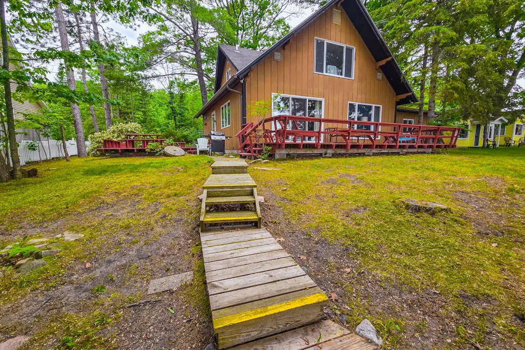 Smith Family Cottages- Lake House