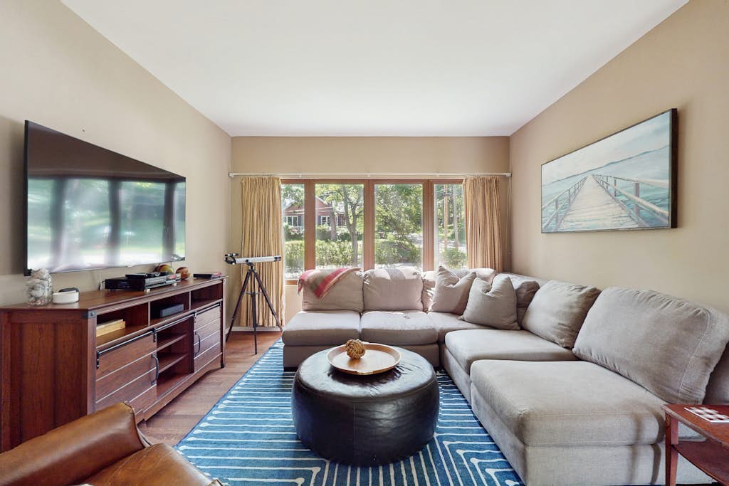 Rustic beach cottage with partial lake views, grill, & WiFi - great location