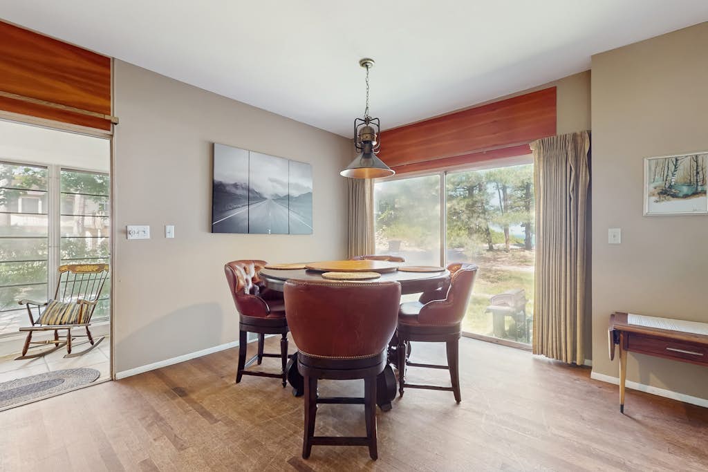 Rustic beach cottage with partial lake views, grill, & WiFi - great location