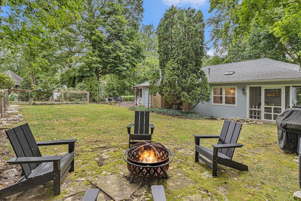 Garden-style cottage with easy beach access, screened porch & small yard