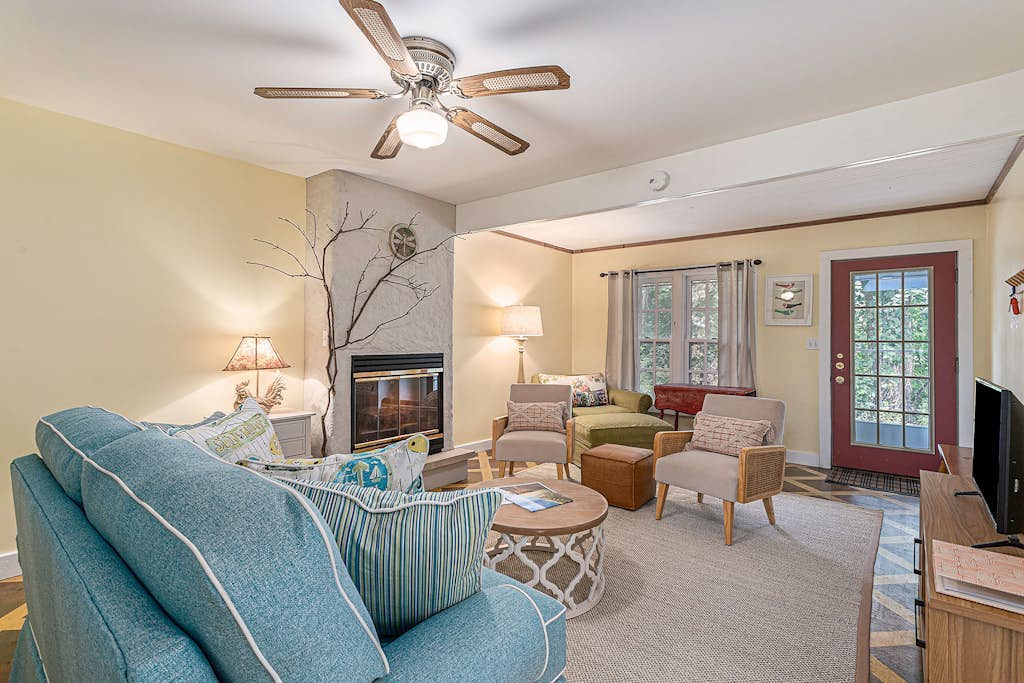 Garden-style cottage with easy beach access, screened porch & small yard